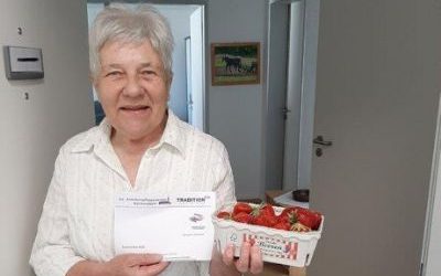 tradition-ES schenkt Erdbeeren für die Bewohner*innen des Krankenpflegevereins Denkendorf